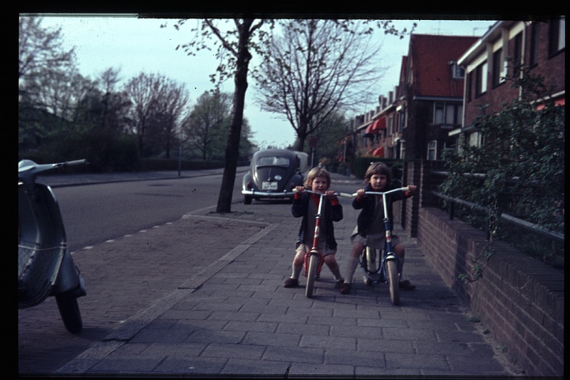 09.Delft apr 1968 Brigitte,Marion.JPG